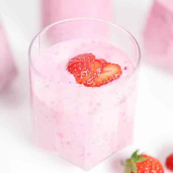 Keto Greek yogurt and protein mousse fluff in serving glass garnished with strawberries.