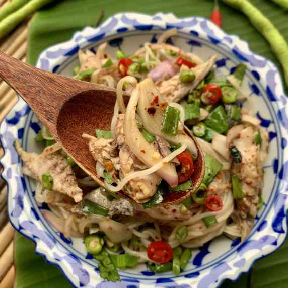 Yum kanom jeen, Thai rice noodle salad with fish and vegetables in a salad bowl.
