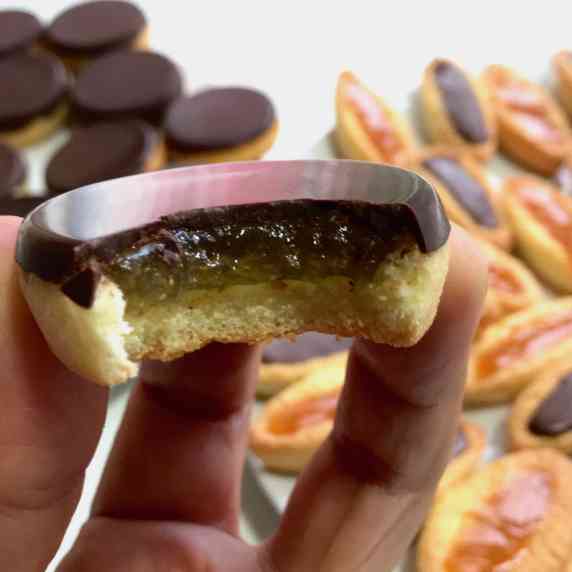 the perfect  and easy homemade jaffa cakes with orange jelly