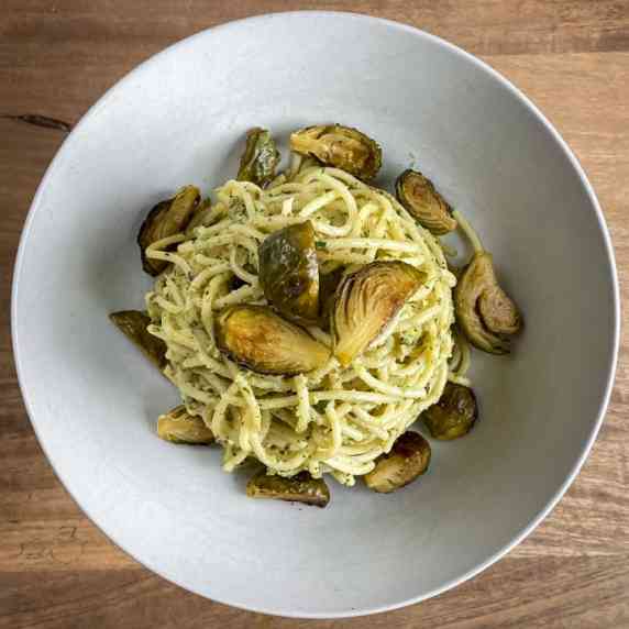 Recipe for vegan, healthy, easy and delicious pasta with brussels sprouts pesto