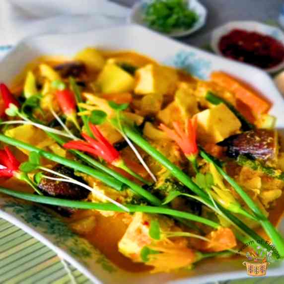 Indonesian Sayur Lodeh with tofu, eggplant, cucumber, coconut milk, cabbage, long beans and chili