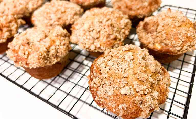 muffins with apple crumble