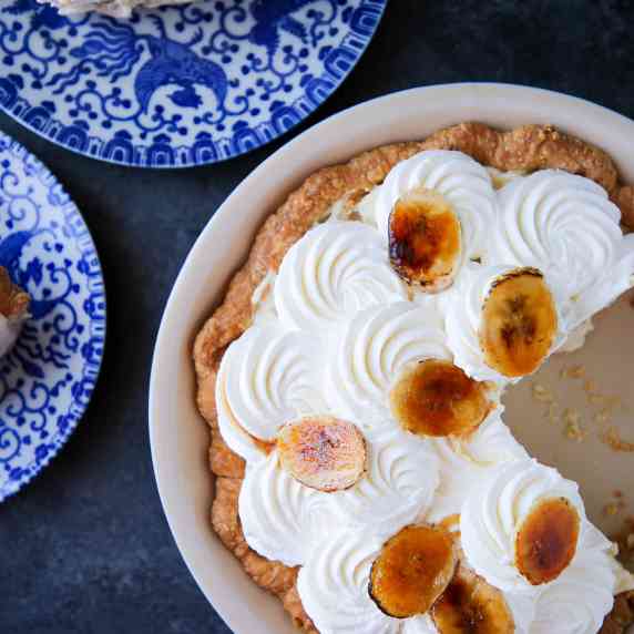 https://trivet.recipes/images/made/banana-cream-pie-sliced-tablescape%F0%9F%90%BEabcdef%F0%9F%90%BEe77cf1b6370333d8e20aae8ce93e8b917c093165.jpg