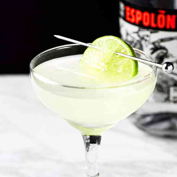 A tequila gimlet garnished with a slice of lime. 