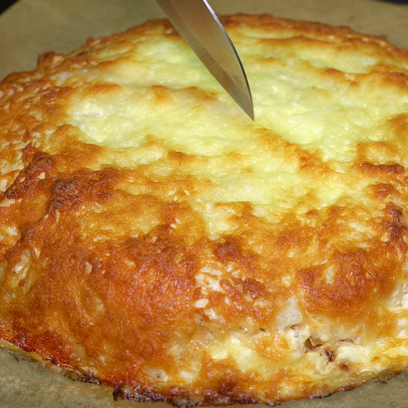 A flatbread pie and knife to cut it.