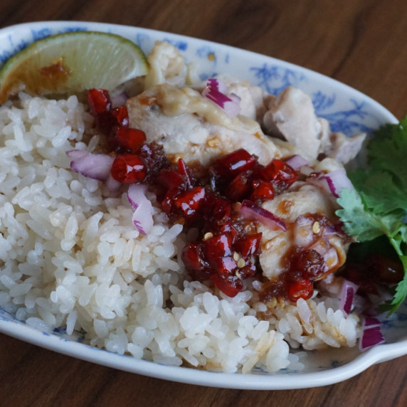 This is a recipe for Singapore chicken rice with homemade sweet chili sauce. 