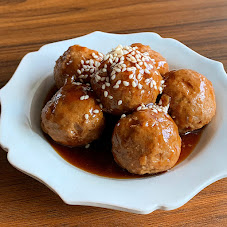 Meatballs made from minced pork and minced beef are mixed with a black vinegar sauce.