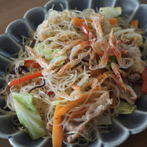 This dish is made by stir-frying bifun with pork and vegetables and seasoning it with oyster sauce.