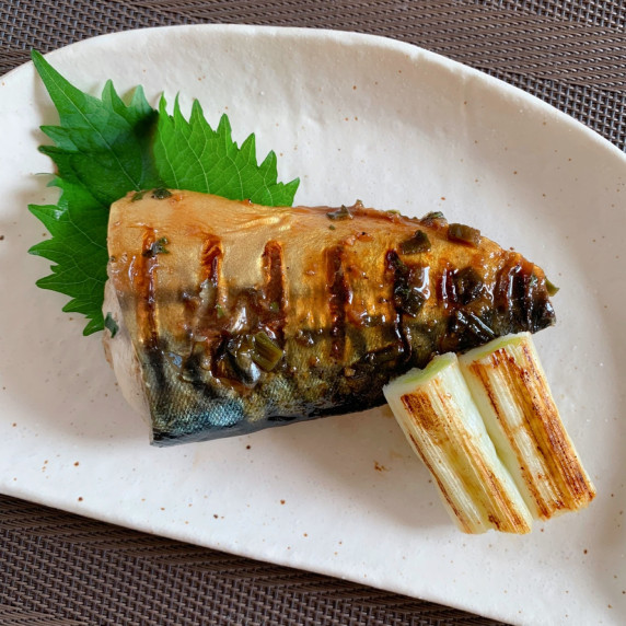 A fish dish made by marinating mackerel, green shiso leaves, and green onion in a sauce and grilling