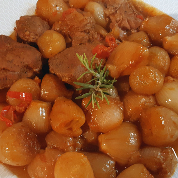 Wild boar stew with baby onions / Stifado