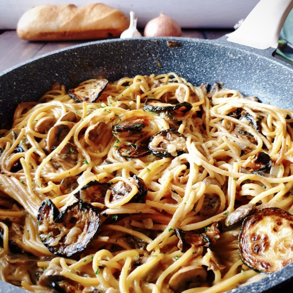 One Pot Zucchini Mushroom Pasta Creamy Vegan Recipe in a pan.