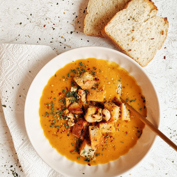 Creamy Pumpkin Soup with Croutons