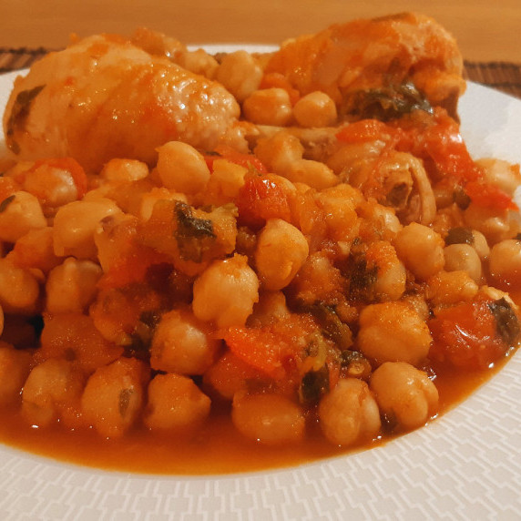 Roasted chickpeas with chicken legs