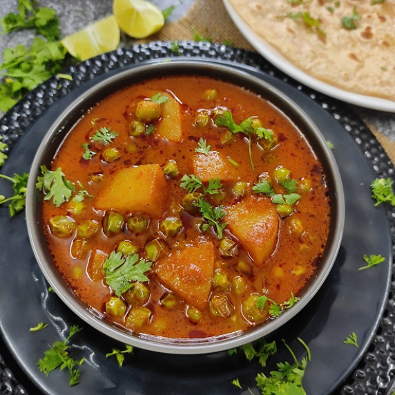 An everyday easy vegetarian curry made with green peas & potatoes. Quick dinner option with bread