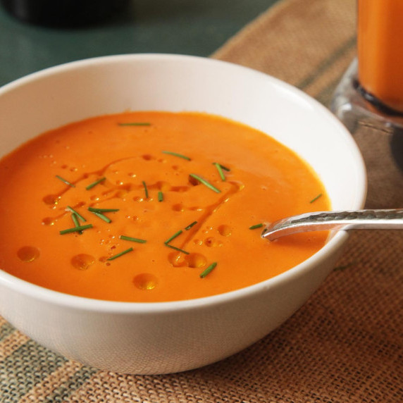 15-Minute Creamy Tomato Soup (Vegan)