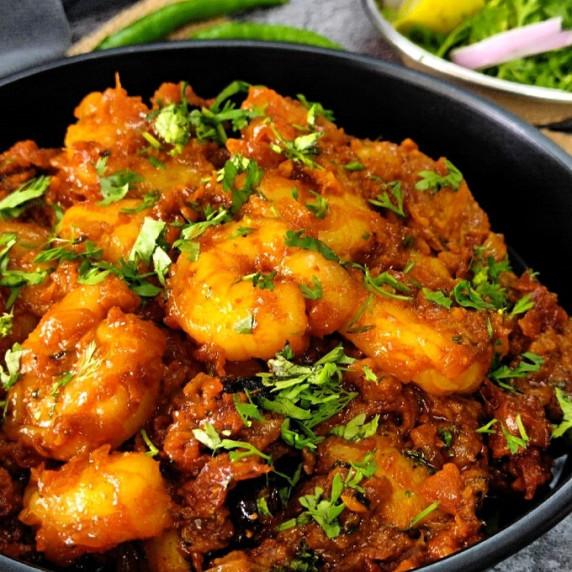 A delightful treat for seafood lovers! Prawns cooked in aromatic onion masala.