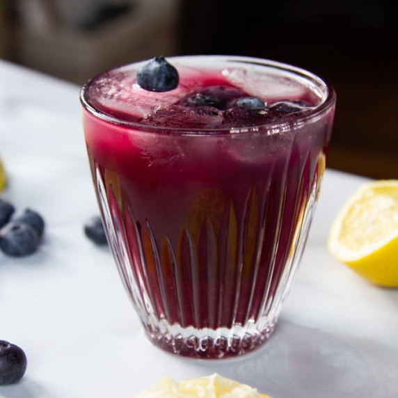 This Antioxidant Blueberry-Lemon Green Tea summer drink is guaranteed to cool you down, fight inflam