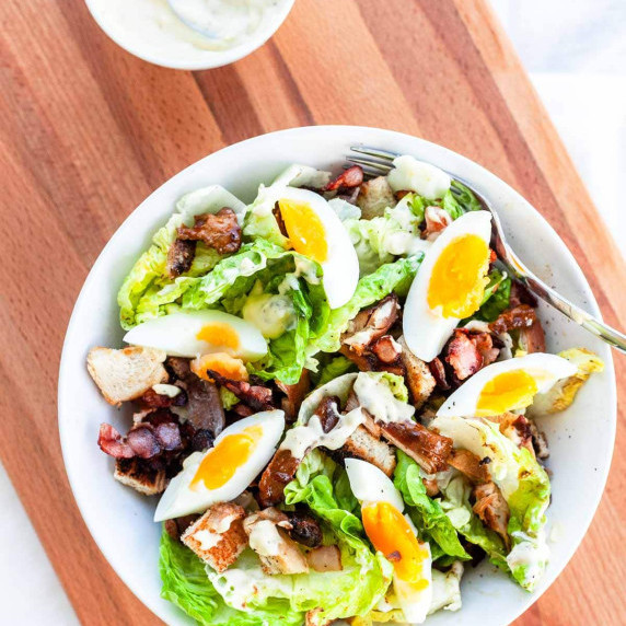 Lettuce with bacon, strips of chicken, boiled egg and the best caesar dressing