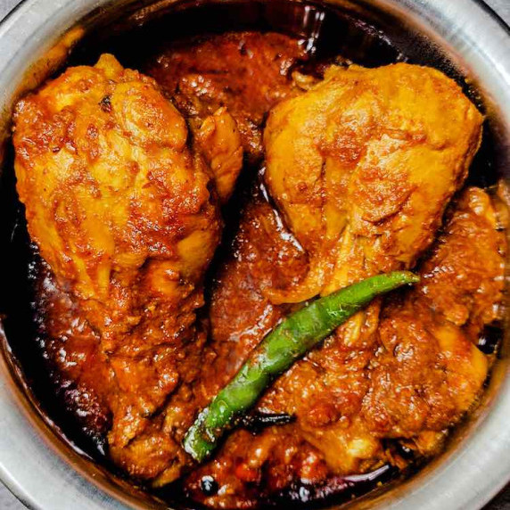 Ready hot chicken kosha (murgir mangsho) served in a steel pot by homemakerjob.com