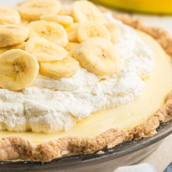 Close up of a dish of banana cream pie.