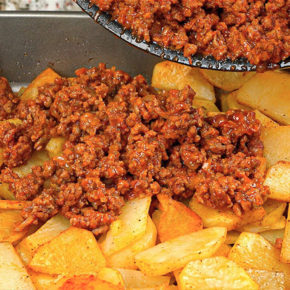 Ground Beef over the Potatoes! Delicious Easy Dinner