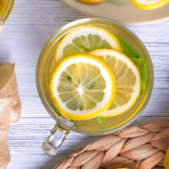 anti-inflammatory herbal green tea with lemon, ginger and turmeric
