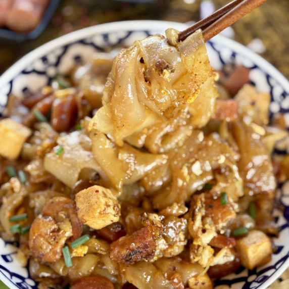 Thai cry baby noodles, pad ngor ngae, served in a patterned dish.