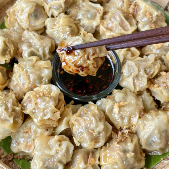 Thai dumplings, kanom jeeb, complete with dipping sauce.
