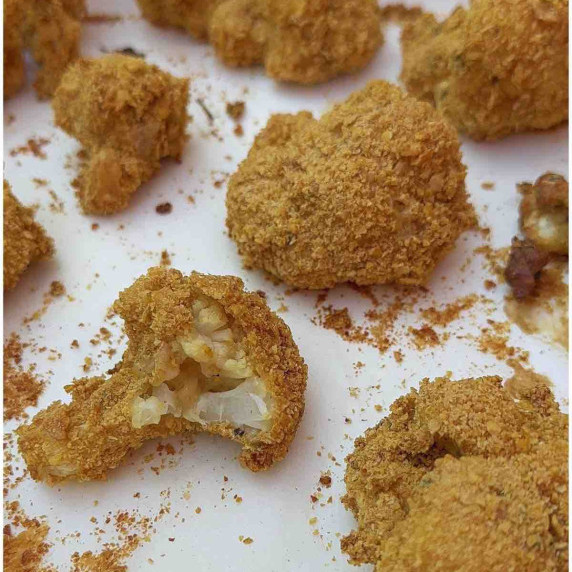 Cauliflower bites on a baking pan 