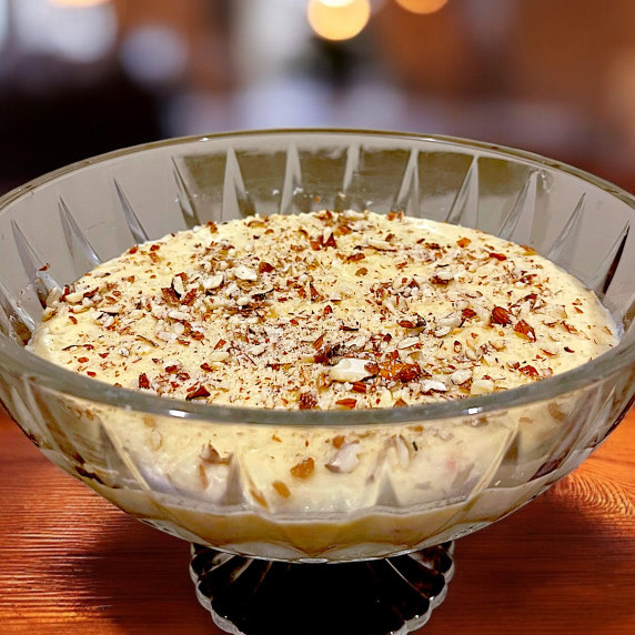 Rice pudding arranged in dessert bowl placed on table