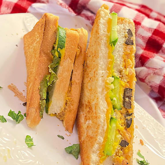 Chicken sandwich arranged in white dish placed on mat