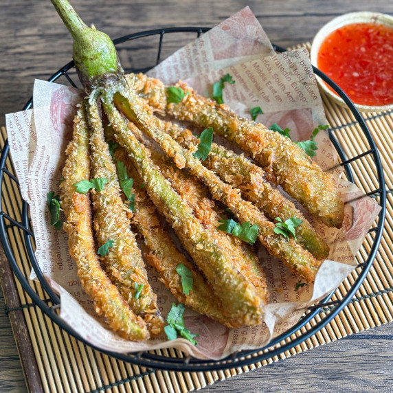 Crispy deep fried eggplant served with sweet chili sauce.