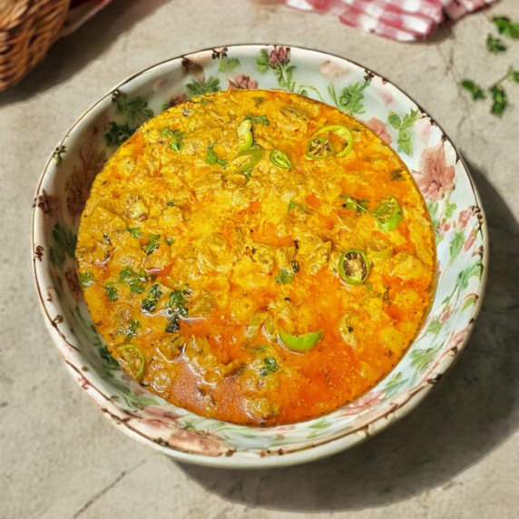 Beef white karahi arranged in bowl Placed on concrete countertop 