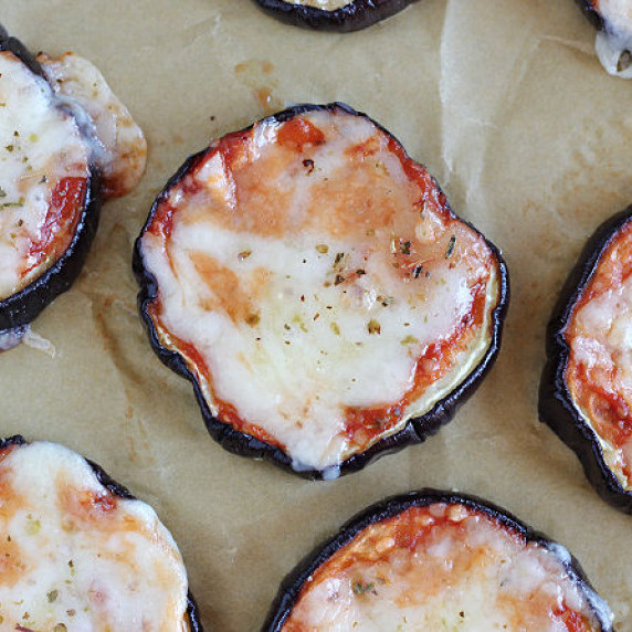 Eggplant pizza with tomato sauce and cheese.