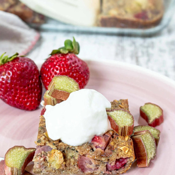 Strawberry Rhubarb Baked Oatmeal on pink plate