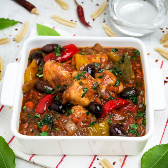 Tender chicken in an Italian pepper and olive tomato sauce: delicious with pasta!