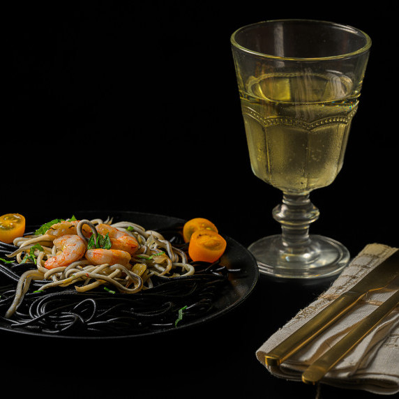 Espaguetis negros con gambas y gulas. Spaguetti al nero di sepia