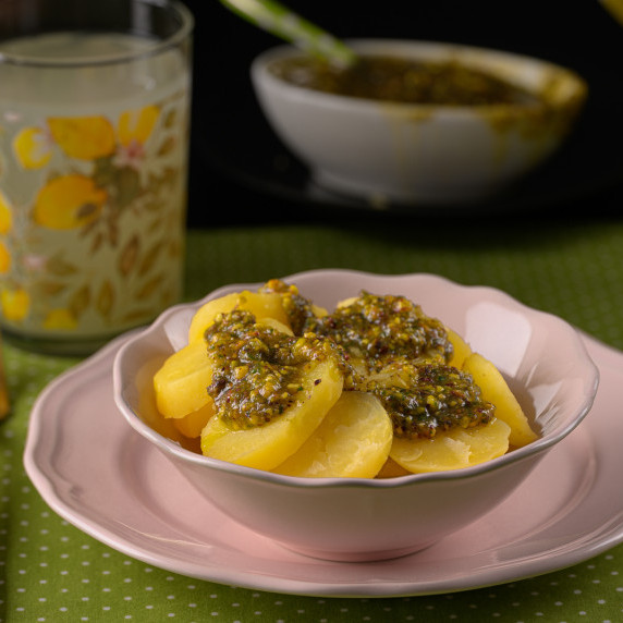 Ensalada templada de patatas con pesto de pistachos