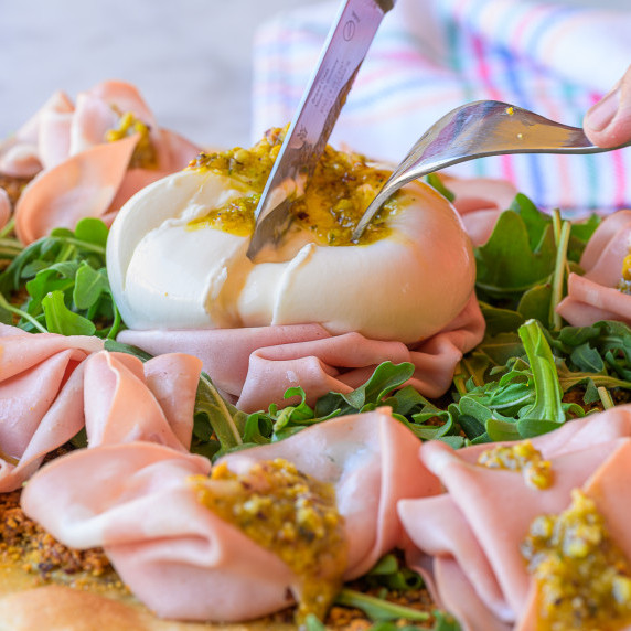 Pizza blanca al pesto con mortadela de Bolonia y burrata