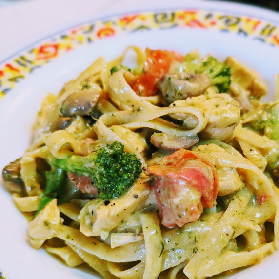 chicken pesto pasta in a bowl