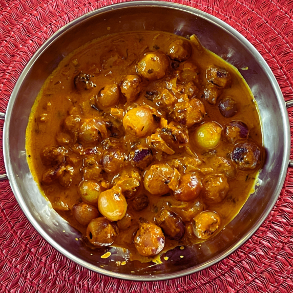 baby onions in rich sauce