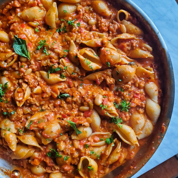 Shell pasta sauced in a rich, sausage & sundried tomato ragu.