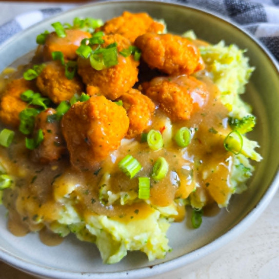 Green mash topped with glossy gravy & golden chik'n bites.
