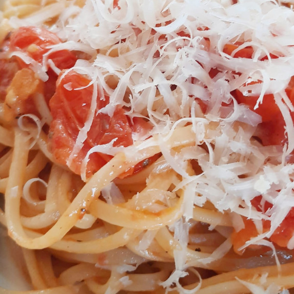 italian pasta with fresh tomati