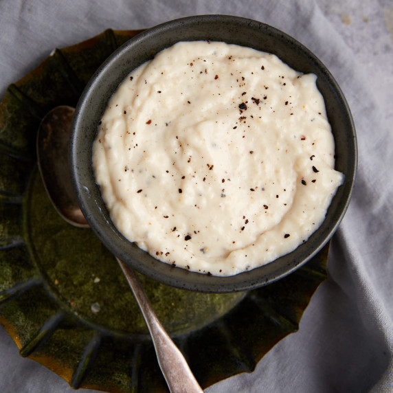 A bowl of white country gravy. 