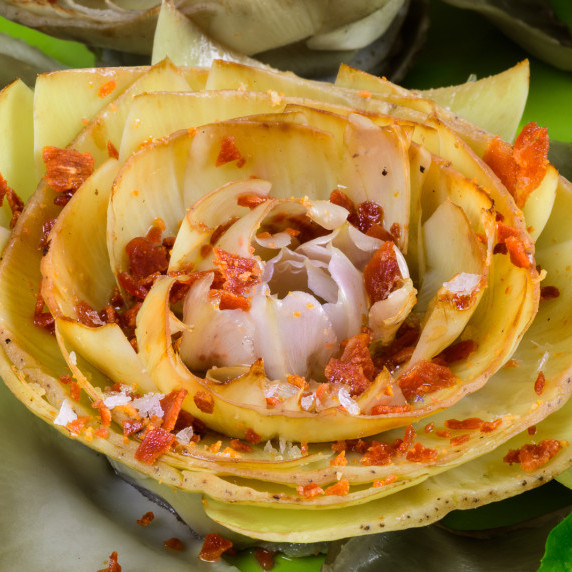 Flores de alcachofa a la plancha con virutas de jamón