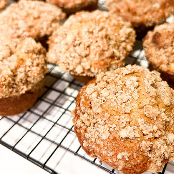 muffins with apple crumble