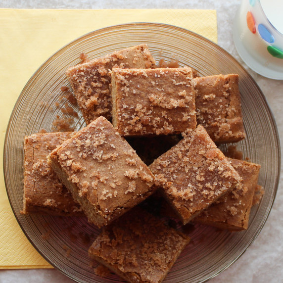 snickerdoodle blondies on a plate with a yellow napkin