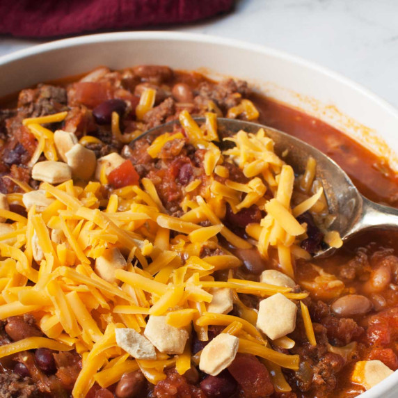 CLOSE UP VIEW OF COPYCAT WENDYS CHILI WITH CHEESE AND CRACKERS