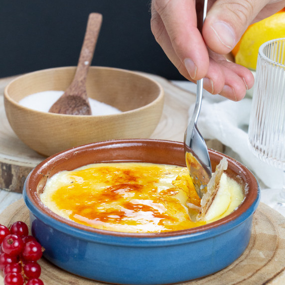 crema catalana being cracked